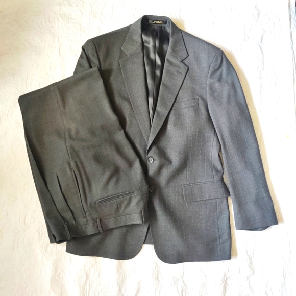 Tom James 2-pc. Men's Suit. Jacket 40-42R. Pants 32/30. Striped Gray.